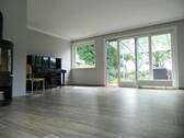 Wohnzimmer mit Hebeschiebetür zur Terrasse - 