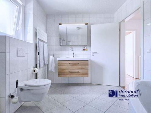 Badezimmer mit Dusche und Badewanne DG - 