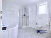 Badezimmer mit Dusche und Badewanne DG - 