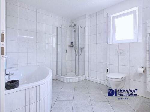 Badezimmer mit Dusche und Badewanne DG - 