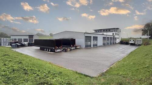 Hauptgebäudeansicht-Straße - Halle zum Kaufen in Niedereschach