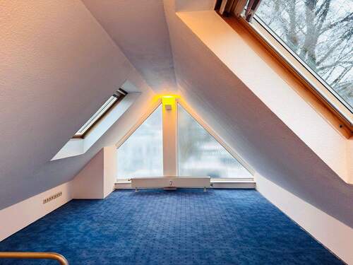 17. Dachboden m. Giebelfenster.jpg - 