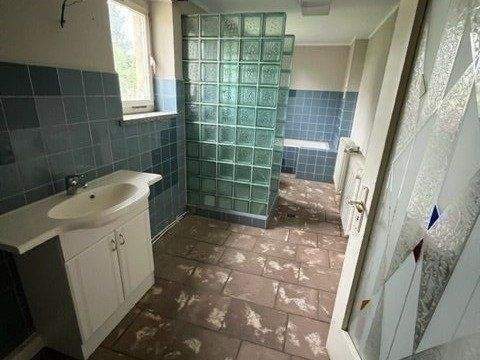 Bad mit Wanne und Dusche - 