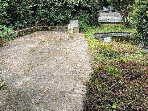 Terrasse im grünen Hausgarten - 