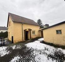 Kleines Wohnhaus mit Nebengebäude im Ortskern von Cavertitz