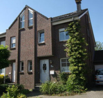 SCHICKE DOPPELHAUSHÄLFTE MIT HERVORRAGENDER AUSSTATTUNG IN RUHIGER GRÜNLAGE VON NEUSS