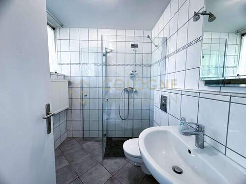 Großzügiges Badezimmer mit Dusche - 