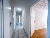 Flur mit Zugang zu allen Zimmern - 