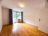 Lichtdurchflutetes Schlafzimmer mit Zugang zum Balkon - 