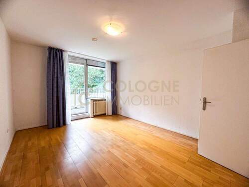 Lichtdurchflutetes Schlafzimmer mit Zugang zum Balkon - 