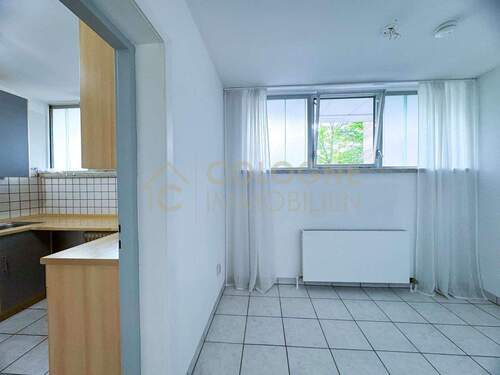 Esszimmer mit Durchgang zu Küche und Wohnzimmer - 