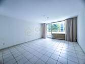 Wohnzimmer mit Zugang zum Balkon - 