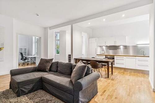 Wohnzimmer mit Blick zur Küche - Ruhig Wohnen in Tiergarten - mit viel Licht und Terrasse