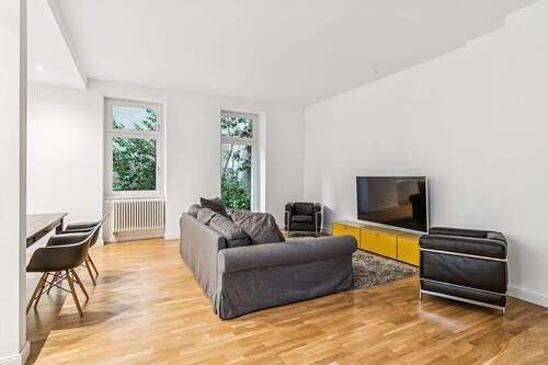 Wohnzimmer mit Zugang zur Terrasse - 2 Zimmer Etagenwohnung zum Kaufen in Berlin-Moabit