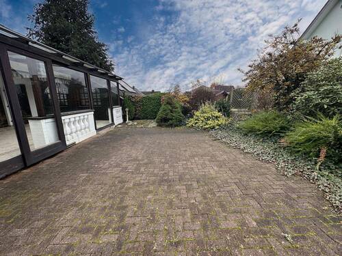 Terrasse - Einfamilienhaus mit 262,20 m&sup2; in Steinheim zum Kaufen