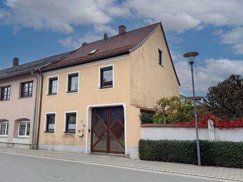 Aussen I - 5 Zimmer Mehrfamilienhaus, Wohnhaus zum Kaufen in Stamsried