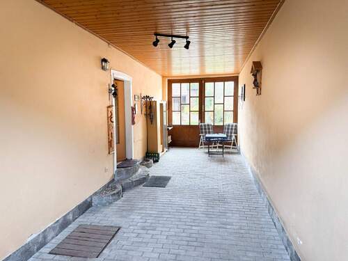 Garage, Einfahrt - 5 Zimmer Mehrfamilienhaus, Wohnhaus in Stamsried