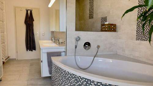 Bad mit Dusche und Badewanne und Zugang zum überdachten Balkon - 3 Zimmer Reihenmittelhaus in Reutlingen / Orschel-Hagen