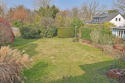 Blick in den wunderschön eingewachsenen und gepflegten Garten - 