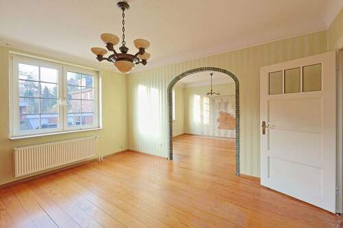 Verbundene Wohnräume im Erdgeschoss mit eleganter Hohlkehle - 6 Zimmer Einfamilienhaus in Hamburg