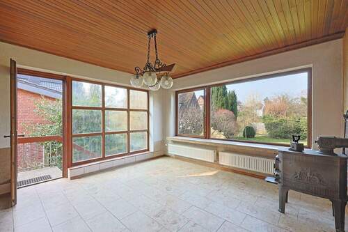 Zimmer im Anbau mit großen Fenstern zum Garten - Einfamilienhaus mit 127,00 m&sup2; in Hamburg zum Kaufen