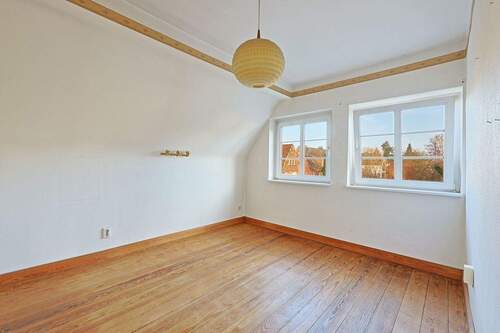 Kinderzimmer mit zwei Fenstern zum Garten - 