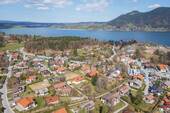 Luftbild - Blick Richtung Osten - Grundstück zum Kaufen in Bad Wiessee