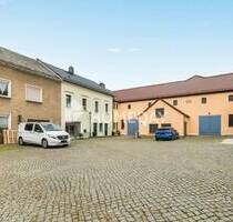 Geräumiges Haus mit 792 m² Nutzfläche, Scheune für 10 Fahrzeuge, Gartenparadies und Ausbaureserve - Dresden-Schönborn