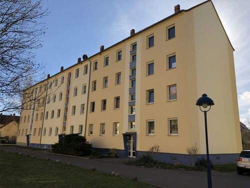 neue Fassade - 2 Zimmer Etagenwohnung zur Miete in Rötha