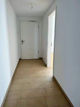 Wohnungstür - 4 Zimmer Etagenwohnung zur Miete in Dresden