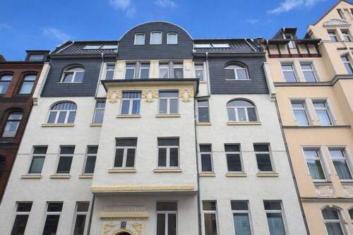 Hausansicht Vorderhaus - Ihr neues IMMOBILIEN QUARTIER: Schöne 3-Zimmer Wohnung mit Ausbaupotenzial in der Südstadt