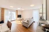Wohnzimmer mit Essbereich - 2 Zimmer Etagenwohnung zum Kaufen in München