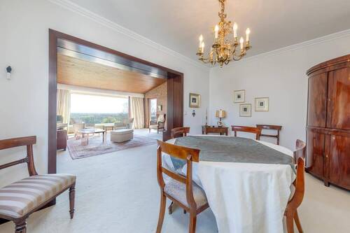 Anliegendes Esszimmer - 