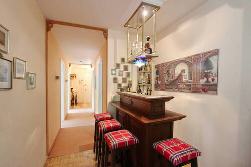Bar uind blick in den Eigangsbereich - 