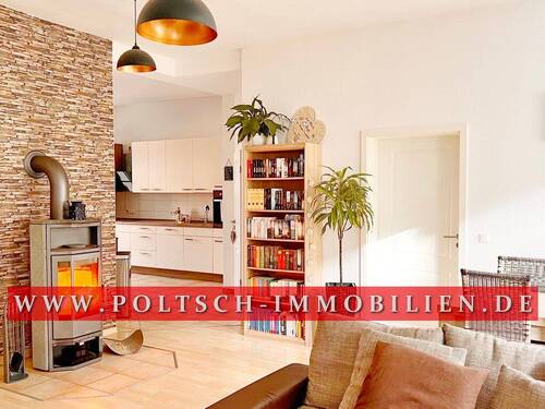 Wohnzimmer mit Kamin - Sofort einziehen: Schicke 4-Raum-ETW mit Balkon, Kamin, Aufzug und Stellplatz nähe Gera-Arcaden