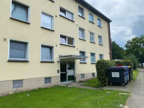 Außenansicht - Renovierte 4-Zimmer-Wohnung im Erdgeschoss