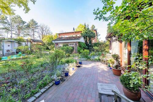 ... Blick in den Garten. - 