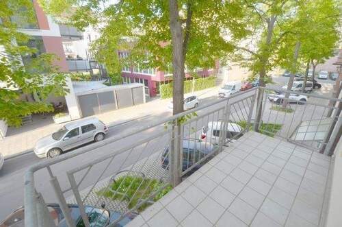 Balkon - GROSSZÜGIGE 2-ZIMMER-WOHNUNG MIT BALKON UND TG-STELLPLATZ- ZENTRAL IN KARLSRUHE