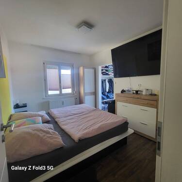 Schlafzimmer 1.Stock mit begehbarem Kleiderschrank - 
