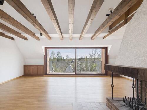 Lichtdurchflutetes Dachgeschoss mit Sichtbalken - Dachgeschosswohnung mit Kamin und außergewöhnlichem Gestaltungspotenzial