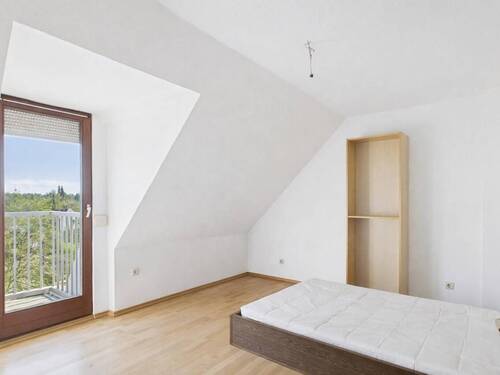 Helles Schlafzimmer mit Balkonzugang - 