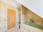 Badezimmer mit Badewanne - 