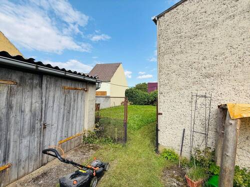 Hof mit Blick auf die Wiese - 