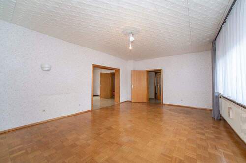 EG Wohnen mit Blick in Wohnküche - 