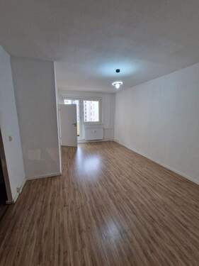 Wohnzimmer - 2 Zimmer Etagenwohnung in Magdeburg