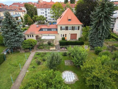 Hausansicht/ Grundstück - 