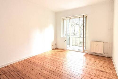 Wohnzimmer 1 - 2 Zimmer Etagenwohnung zum Kaufen in Berlin