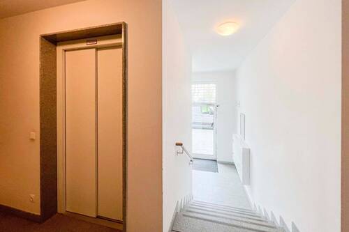 Treppenhaus & Aufzug - 