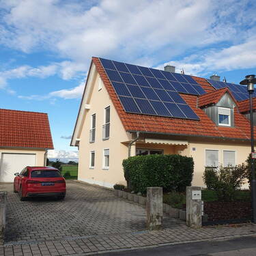 Vorderansicht DHH - Großzügige DHH mit schönem Garten in ruhiger Lage mit Blick auf die Felder