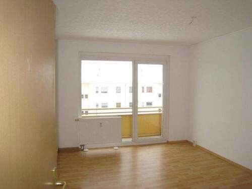 Wohnzimmer mit Balkon - 3 Zimmer Etagenwohnung in Weißenfels